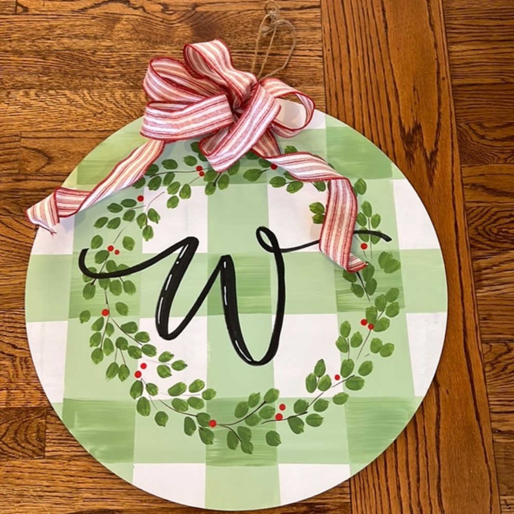LIKE NEW GREEN PLAID ‘W’ DOOR CHRISTMAS HANGER WITH REMOVABLE BOW